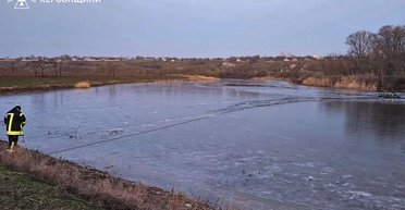 На Херсонщине под лед провалились пятеро детей: троих до сих пор ищут (видео)