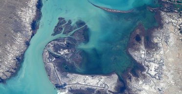 Оаза посеред одного з найпосушливіших регіонів Землі: особливе озеро сфотографували з космосу