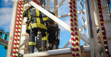 В Одессе из-за отключения света дети застряли на высоте почти 20 метров (видео)