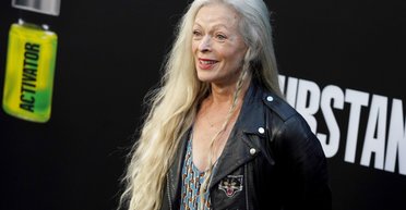 72-річна голлівудська акторка відростила довге волосся і змінилася до невпізнання