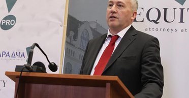 Суддя Босий тікає. Журналісти показали, як голова Госпсуду Києва реагує на питання про розлучення