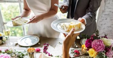 "Це неповага": гості дізнались, з чого зроблений весільний торт, і образились на наречену