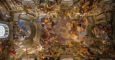 Стало феноменом: почему туристы едут в Рим, чтобы увидеть обычное зеркало