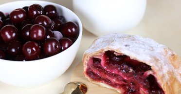 Як із найкращої кондитерської: швидкий рецепт чудового штруделя з вишнею