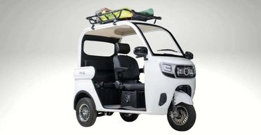 Моторикша будущего: в Японии создали необычный трехместный электробайк с крышей (фото)