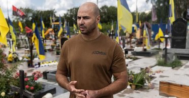 Частные ритуальные фирмы столицы угрожают ветерану-"азовцу", — СМИ