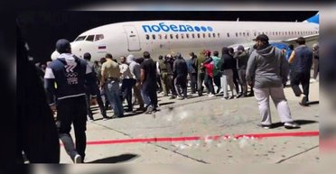 В Дагестане жители штурмуют аэропорт из-за рейса с "беженцами из Израиля": детали (видео)