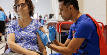 Нужен герой: врач придумал, как одновременно "спасать мир" и прививать пациентов (фото)