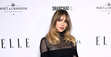 Дівчина Роберта Паттінсона зʼявилася в напівпрозорій сукні (фото)