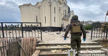 ВС РФ сбросили авиабомбу на храм УПЦ МП в Константиновке: ребенок священника чудом выжил (видео)