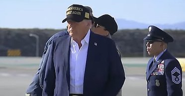 Губернатор Каліфорнії поцілував Меланію Трамп: у чому запідозрили першу леді (відео)