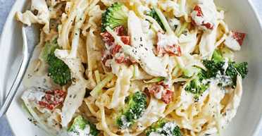 Швидка вечеря: паста з 5 інгредієнтів із куркою та броколі