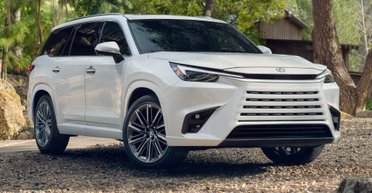 Богатое оснащение и 8 мест: на рынок вышел самый большой и дорогой кроссовер Lexus (фото)