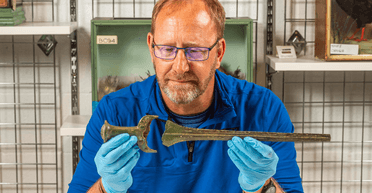 Нет худа без добра: 60-летний пенсионер потерялся и нашел клад бронзового века (фото)