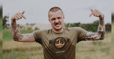 Солист O.Torvald Галич на концерте в Киеве попрощался с гитарами ради помощи ВСУ (видео)