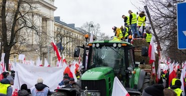 Антиукраинские плакаты и подожженные шины: польские фермеры вышли на забастовку в Варшаве (фото, видео)