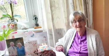 Жінка щасливо прожила 111 років: який продукт вона називає запорукою свого довголіття