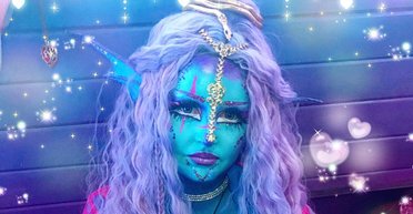 "Стала людиною випадково": жінка ідентифікує себе інопланетянкою (фото, відео)