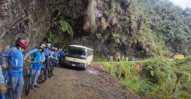 Сотни жертв каждый год: что известно о самой опасной дороге в мире (фото, видео)