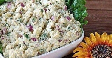 Картопляний салат із червоною цибулею та петрушкою: рецепт пісної страви