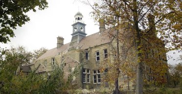 Репутация концлагеря: в Британии сносят бывшую психбольницу с мрачной историей (видео)