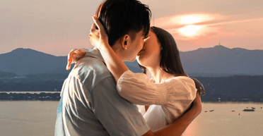 Може бути небезпечно: чоловік оглух на одне вухо після пристрасного поцілунку з коханою