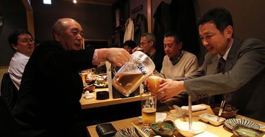 Пьют на работе: молодых айтишников заманивают в компанию пивными автоматами (фото)