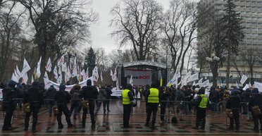 "День держперевороту": Раду взято під посилену охорону, поряд із нею проходить мітинг ФОПів