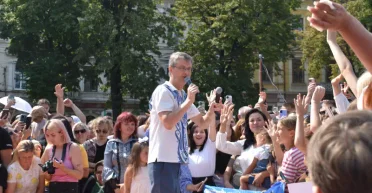 Люди вылезали на столбы: в Черновцах провели легендарное шоу "Караоке на майдане" с Кондратюком (видео)