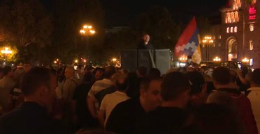 Обострение в Карабахе: протестующие в Ереване начали штурм здания правительства (видео)