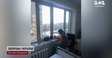 Ухаживает за тяжелораненым сыном: учительница из Днепропетровщины проводит онлайн-уроки из больницы