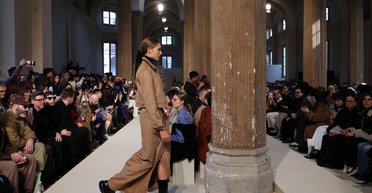 Тренды осени 2023. Тренчи и плащи - главные единицы одежды сезона