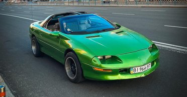 В Киеве заметили культовый американский спорткар 90-х (фото)