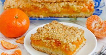 Десерт з ароматом свята: рецепт насипного пирога з мандаринами