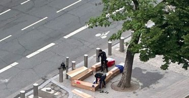 В Париже установили гробы с "французскими солдатами из Украины": среди организаторов украинец