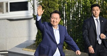 Президента Южной Кореи выселили из резиденции вместе с 11 котами и собаками (видео)