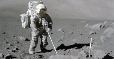 Камінь, виявлений 53 роки тому на Місяці, переписує його історію: що відомо (фото)