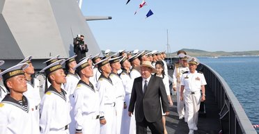 Двух генералов Ким Чен Ына срочно удалили с официальных фото после неудачи с эсминцем (фото)