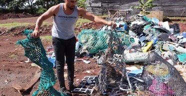 Более 500 единиц мусора в час: как остров Пасхи борется с пластиком из океана (фото, видео)