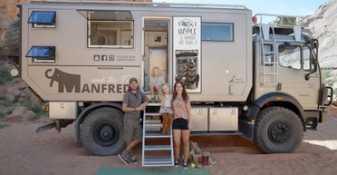 Вместо квартиры: грузовик Mercedes превратили в семейный автодом для путешествий (видео)