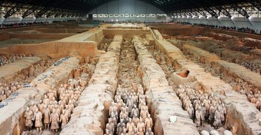 Разбил вдребезги: турист прыгнул на воинов знаменитой Терракотовой армии (видео)