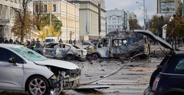 З вулиць Києва приберуть понад тисячу покинутих після обстрілів автівок: куди їх подінуть