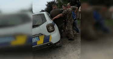 "Штовханина, силові дії та образи": на Хмельниччині жінки вступили в конфлікт із ТЦК (відео)