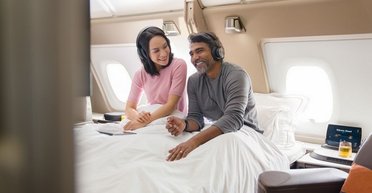 Не вистачає місця: пасажири поскаржилися на ліжко замість сидіння в літаку (фото)