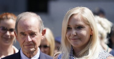 Жінка, яка звинуватила принца Ендрю в насильстві, боялася втратити мільйони незадовго до смерті