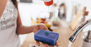 Незвичайні способи застосування засобу для миття посуду: видаляє плями і чистить фари