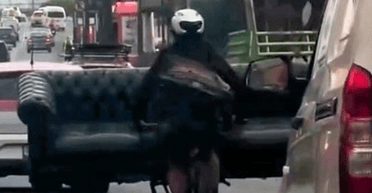 Велосипедист тягнув великий диван по жвавій автостраді (відео)