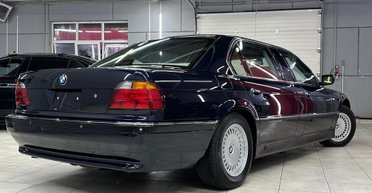 Розкіш із 90-х: в Україну привезли раритетний заводський лімузин BMW (фото)