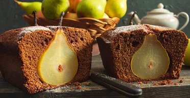 Смачно й ефектно: шоколадний кекс із цілими грушами