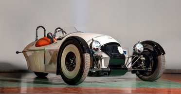 Британцы показали необычный трехколесный электромобиль в ретро-стиле (фото)